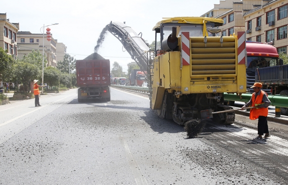 瀝青路面銑刨，廢舊料將回收再利用