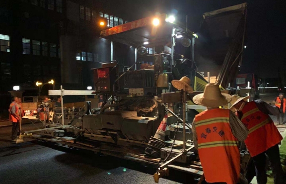 爭(zhēng)分奪秒，挑燈夜戰(zhàn)趕工期