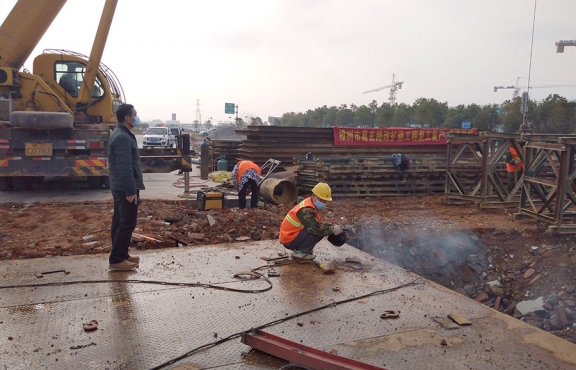 嚴(yán)抓復(fù)工后的疫情防控工作。圖為2020年2月24日樟樹(shù)葛玄路臺(tái)埠中橋便道鋼便橋施工現(xiàn)場(chǎng)